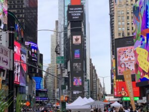 NFTアート、世界から集合 タイムズスクエアの巨大モニターに投影【NFT.NYC】